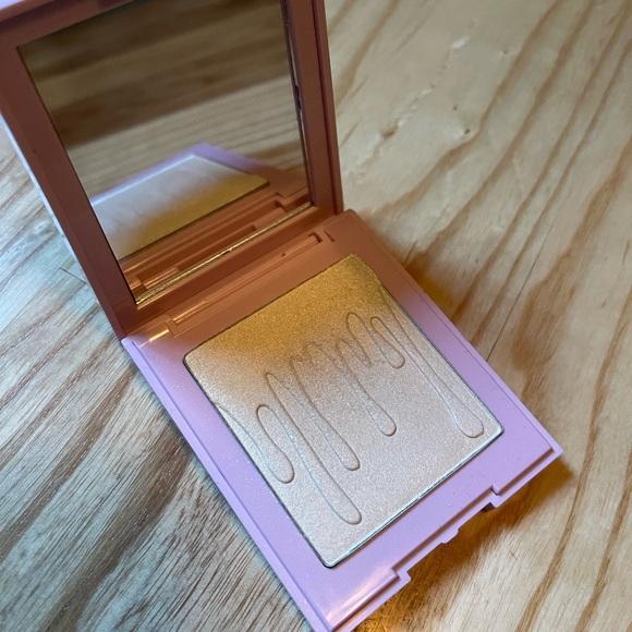 Kylie cosmetic highlighter - Picture 2 of 4